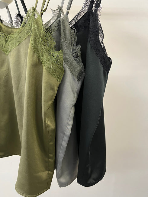 レースサテンキャミトップス