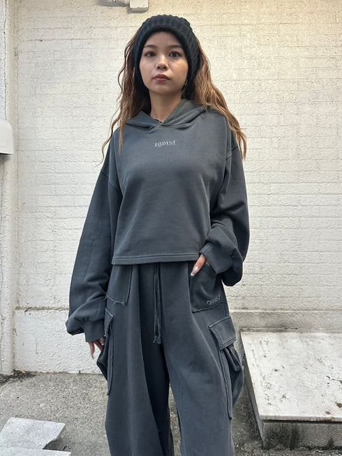 ロゴ刺繍短丈フーディ