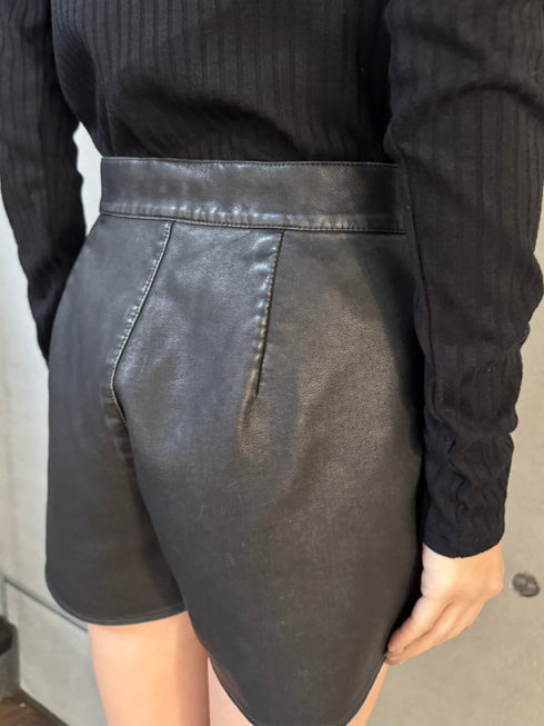ヴィンテージ風フェイクレザーショートパンツ