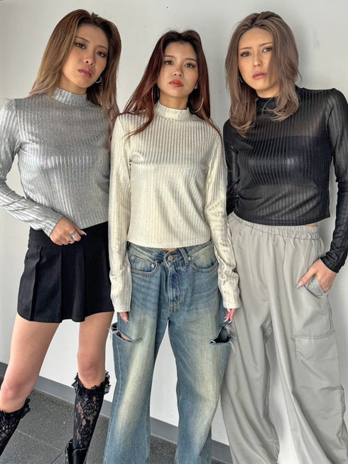 ボトルネックホイルプリントリブトップス