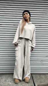 ロゴ刺繍短丈フーディ