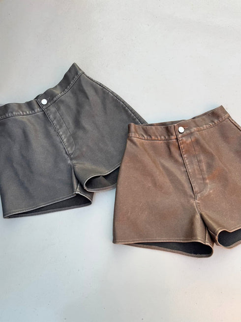 ヴィンテージ風フェイクレザーショートパンツ