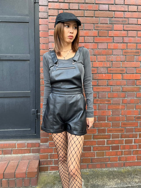 ソフトフェイクレザーサロペット