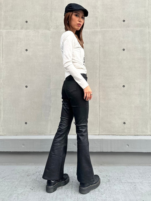 レザーコーティングフレアパンツ