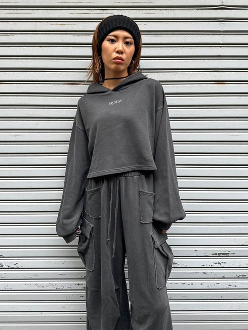 ロゴ刺繍短丈フーディ