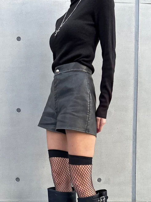 ヴィンテージ風フェイクレザーショートパンツ