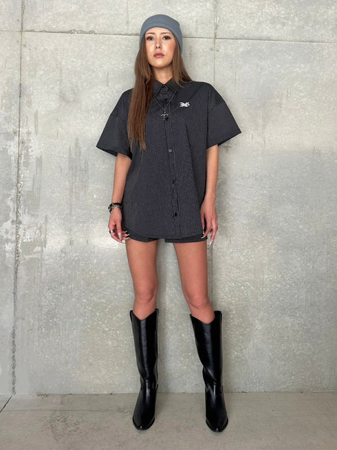 ロゴ刺繍ストライプシャツ