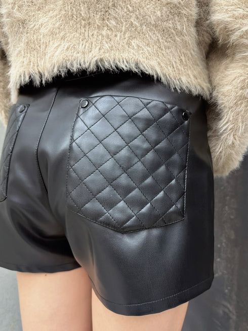 デザインポケットフェイクレザーショートパンツ