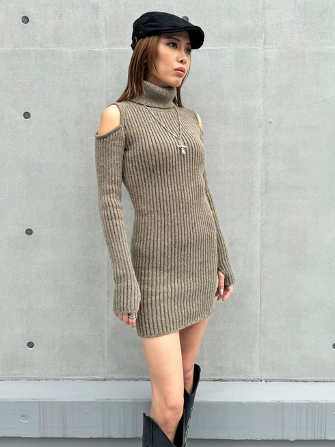 肩開きニットミニワンピース