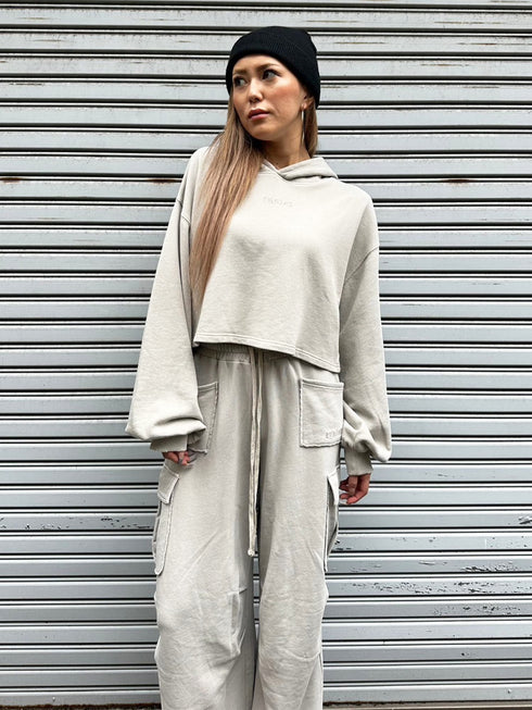 ロゴ刺繍短丈フーディ