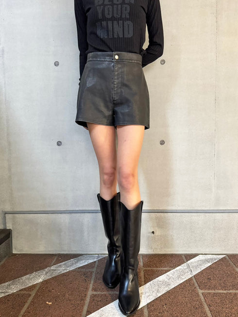ヴィンテージ風フェイクレザーショートパンツ