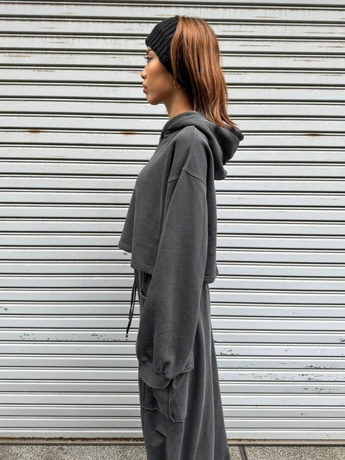 ロゴ刺繍短丈フーディ