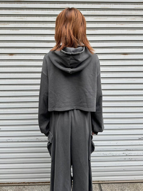 ロゴ刺繍短丈フーディ