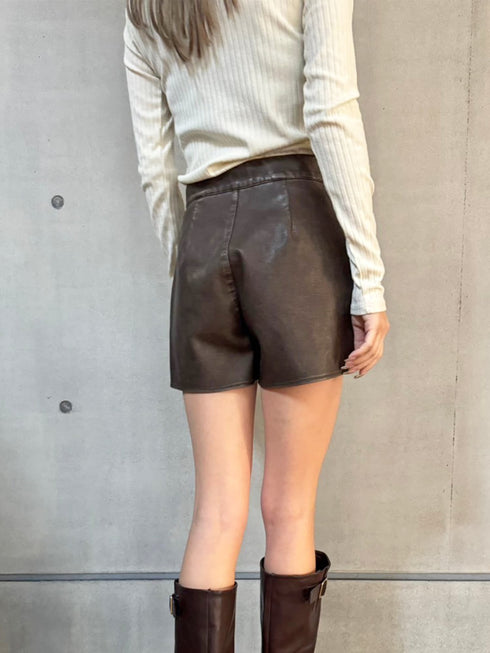 ヴィンテージ風フェイクレザーショートパンツ
