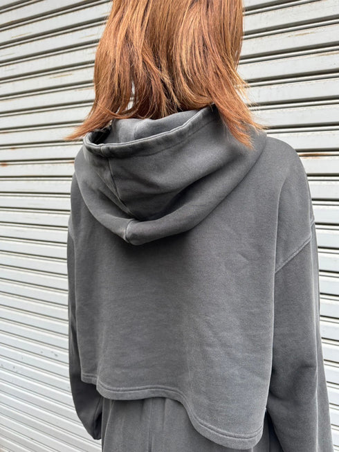 ロゴ刺繍短丈フーディ