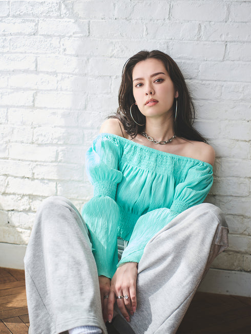 オフショルシャーリングトップス