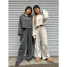 ロゴ刺繍短丈フーディ