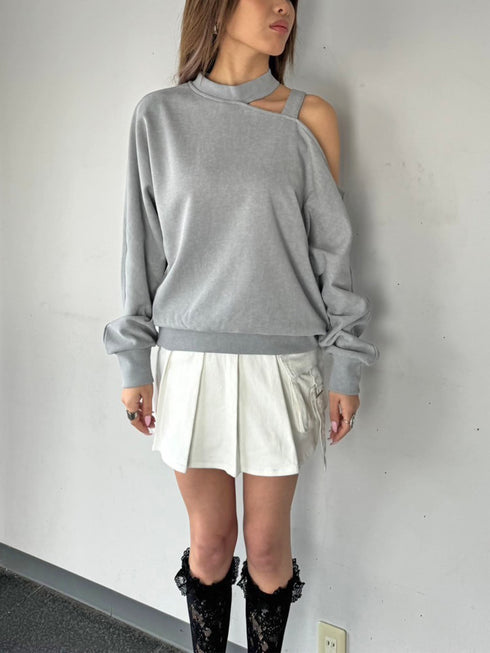 カットアウトスウェットトップス