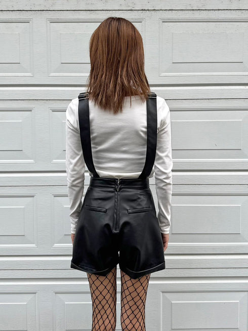 ソフトフェイクレザーサロペット