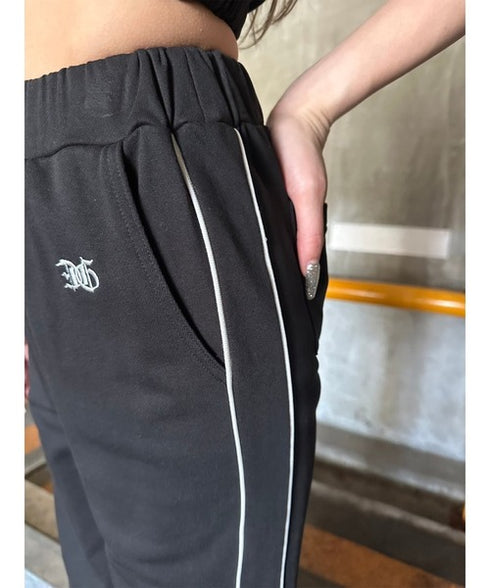 パイピングラインロゴ刺繍ワイドパンツ