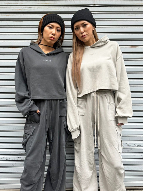 ロゴ刺繍短丈フーディ