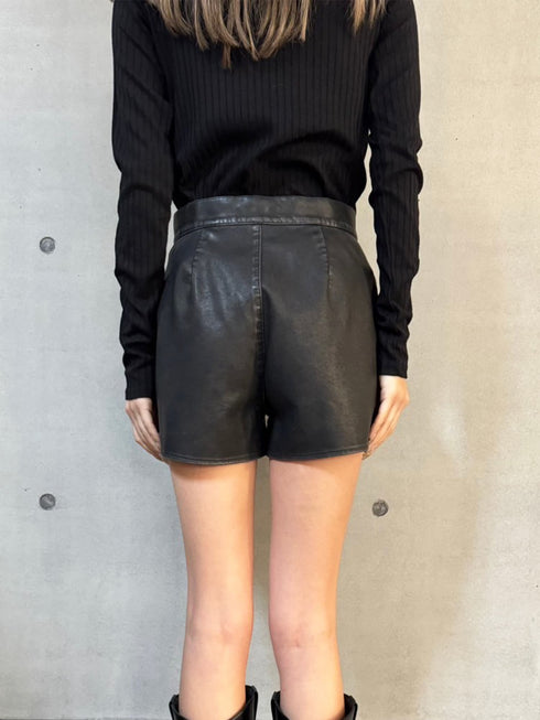 ヴィンテージ風フェイクレザーショートパンツ