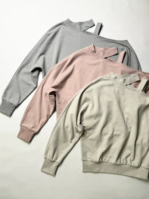 カットアウトスウェットトップス