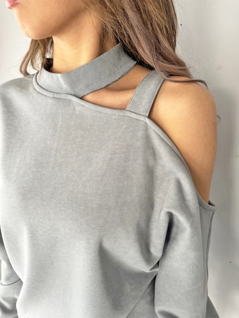 カットアウトスウェットトップス
