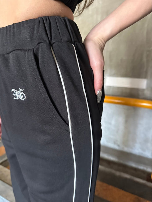 パイピングラインロゴ刺繍ワイドパンツ